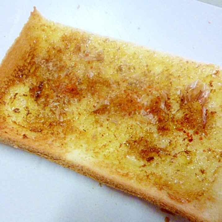 簡単♪朝ごパン♪マヨネーズとおかかと一味のトースト